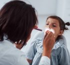 Roșu în gât la copii: Semnale de alarmă și tratament