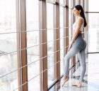 Exerciții posturale pentru un port mai elegant și gât fără riduri