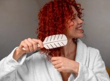 Cum să îți îngrijești părul ondulat cu produse naturiste