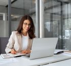 Cum te îmbraci la birou vara: 4 ținute office ușoare și elegante
